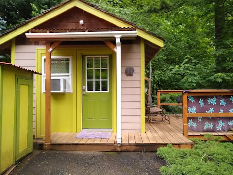 Quaint Tiny House In The Trees. Damascus, Oregon.