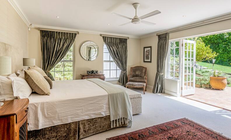 Southernwood 5 bedroomed Luxury Home Constantia gallery image 2