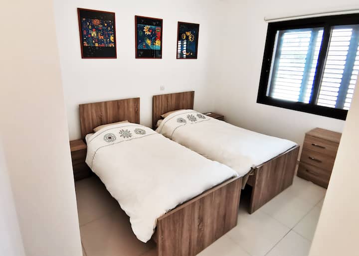 Bedroom with 2 x single beds