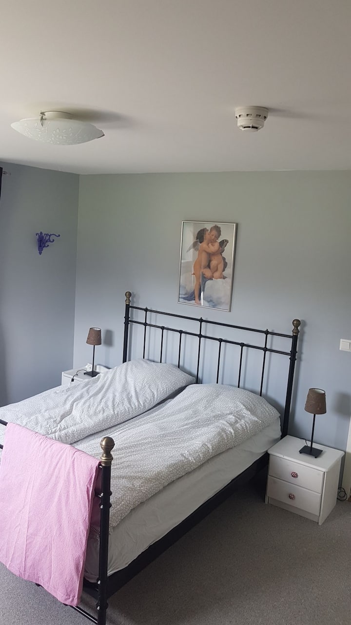 Საძინებელი ორადგილიანი საწოლით და ჩაშენებული კარადით, დამატებითი საწოლის დასაყენებლად. გამოყენების წინ უნდა გეკეთოთ თეთრეული და გასვლისას წაშალოთ. არის სუფთა თეთრეული. 