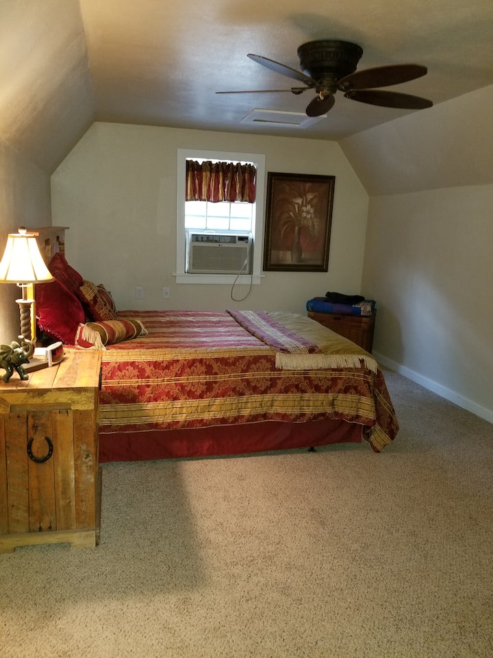 Mater spavaća soba s bračnim krevetom 