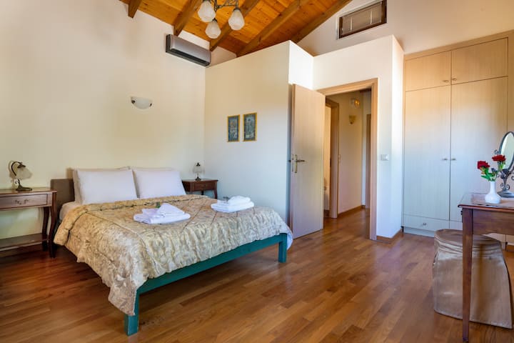 Master bedroom with double bed, peading lamps, closet and veranda with jacuzzi