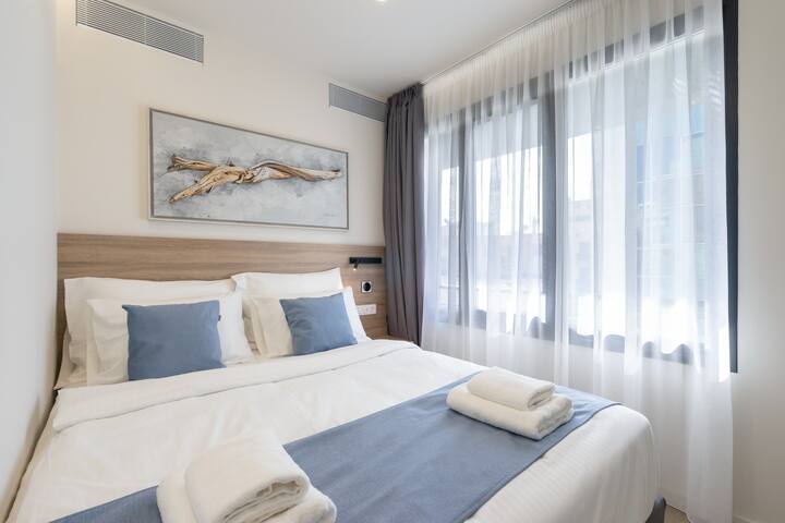 Superior 2BD apartment, balcony & Areos Park view gallery image 4