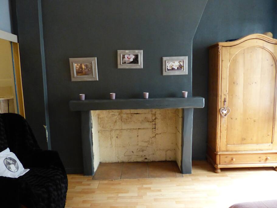 Chambre 25m² avec cheminé décorative (armoire accessible)