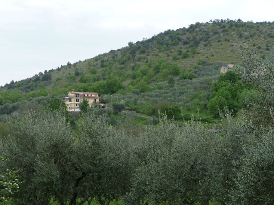 la maison, située sur les hauteurs du village de Villa felice (Frosinone)