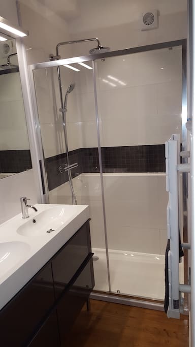 Salle d'eau privative avec une grande douche attenante à la chambre