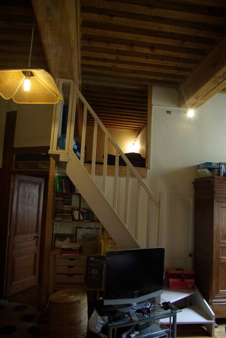Escalier pour aller sur mezzanine du salon