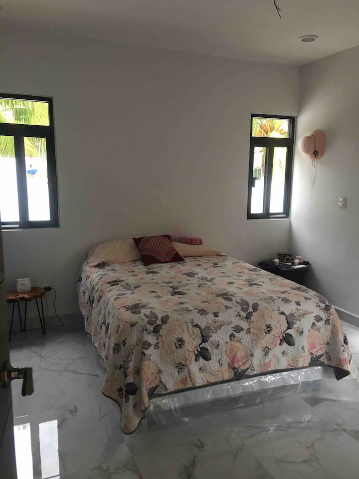 Спална соба со QS кревет, постелнина и крпи за две лица 