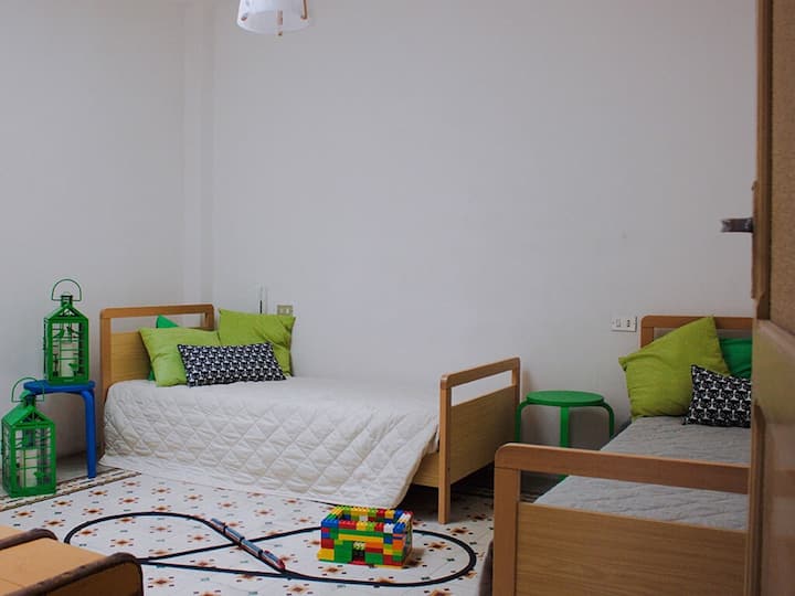 ห้องสำหรับเด็กที่มีเตียงเดี่ยวสองเตียง: หากจำเป็นเราสามารถเปลี่ยนเป็นห้องคู่ที่สองพร้อมโซฟาเบด 160x200 หรือห้องสำหรับ 4 คน