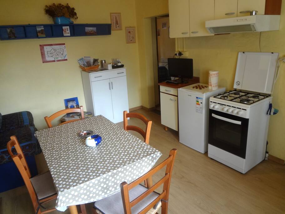 Cucina-soggiorno con tv, frigo, fornelli