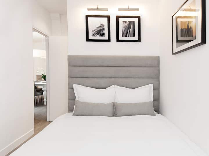 EN : Dhoma e parë e gjumit me krevat dopio, çarçafë dhe hapësirë pune/ 
FR: Dhoma e parë e gjumit me krevat dopio, shtroja dhe hapësirë pune 
