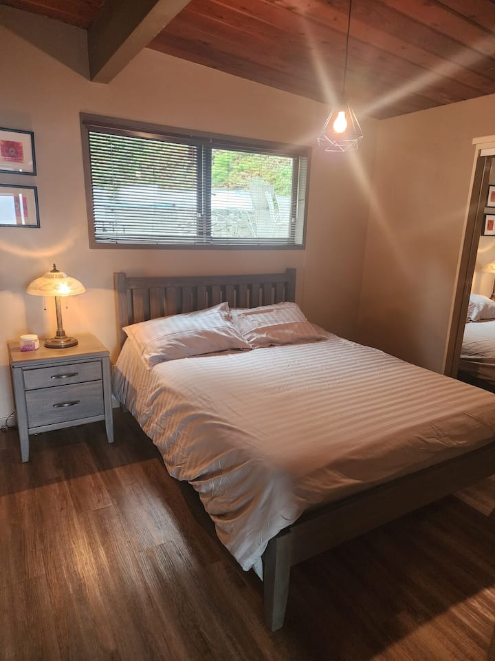 第三间卧室配有1.8米宽双人床。 主屋和主套房。 