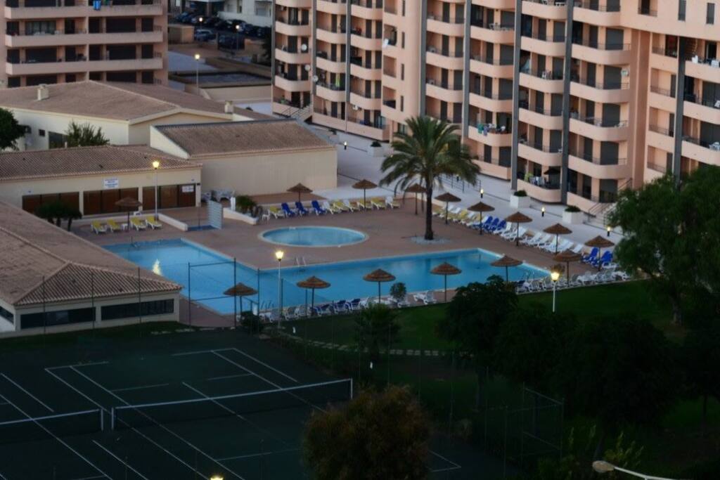 Immeuble sécurisé dans un jardin avec piscine tennis squash