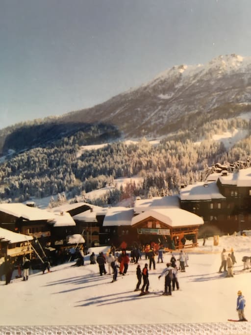 Vue de la terrasse . Départ skis aux pieds .