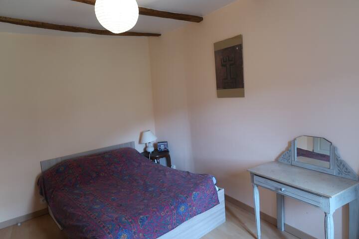 chambre 1 : grande Chambre avec un grand  lit double donnant sur le cirque de Tournemire.