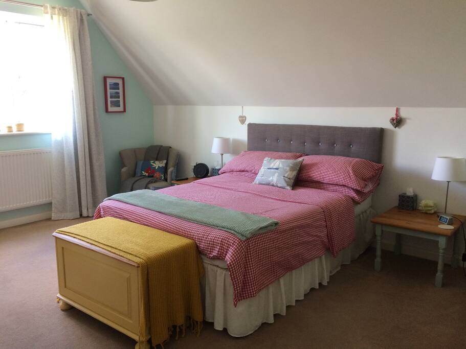 Comfortable, spacious room with double bed, end suite, tv/DVD, Bluetooth speaker, wi fi, and beautiful views.