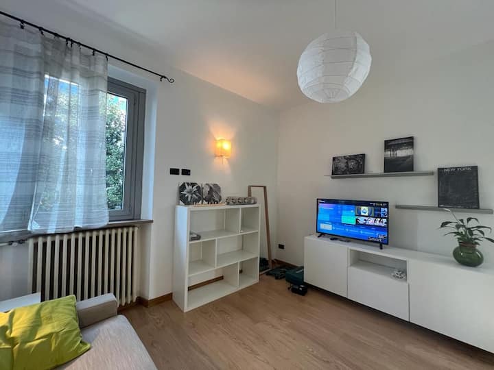 Salon lumineux  avec deux fenêtres équipées de volets roulants 