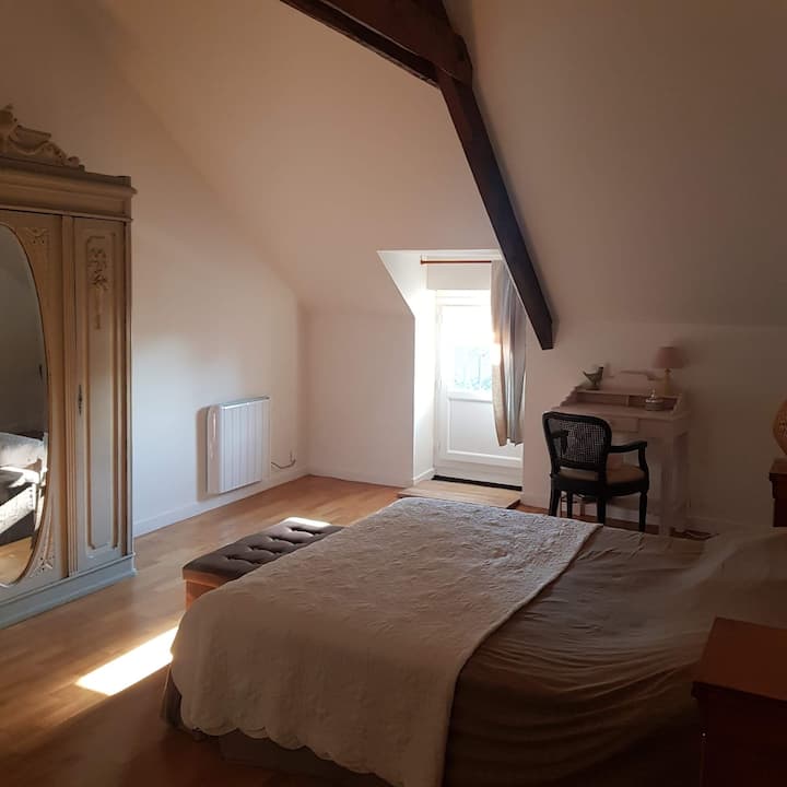 1 სართულის ოთახი ( 1 დიდი ზომის საწოლი +1 ერთადგილიანი საწოლი)