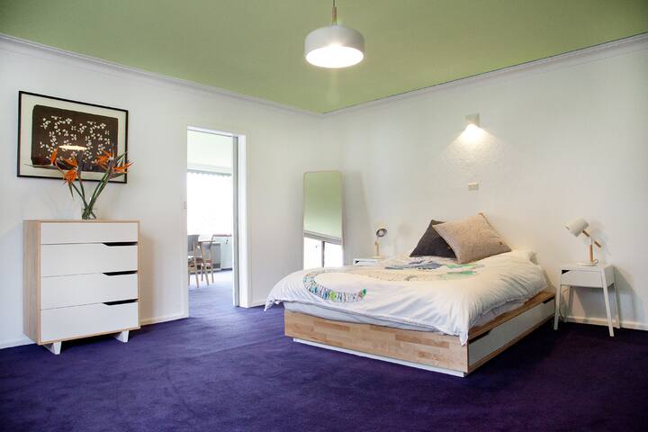 Huge, stylish, central, 3 br apartment with pool. gallery image 5