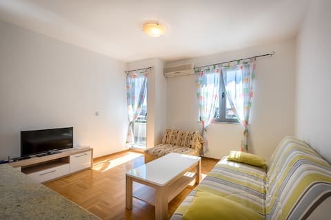 Top Airbnb: A 3-bedroom apartment in Budva for 9 people. in Dubovica