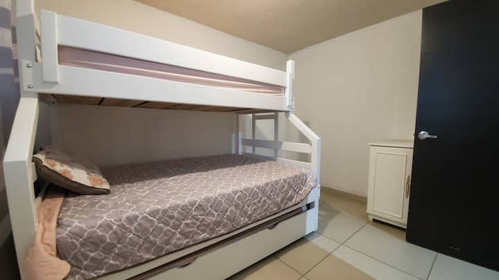 Recamara 2 ina kitanda cha ghorofa ambacho kina sehemu mbili na single 2