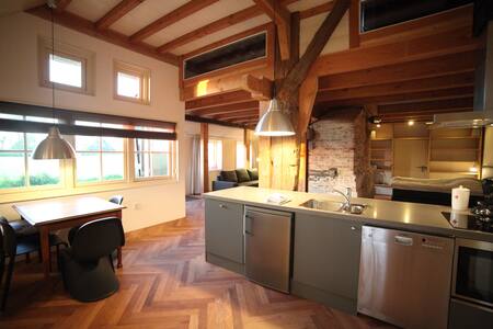 Stolpboerderij aan de Westfriese zeedijk