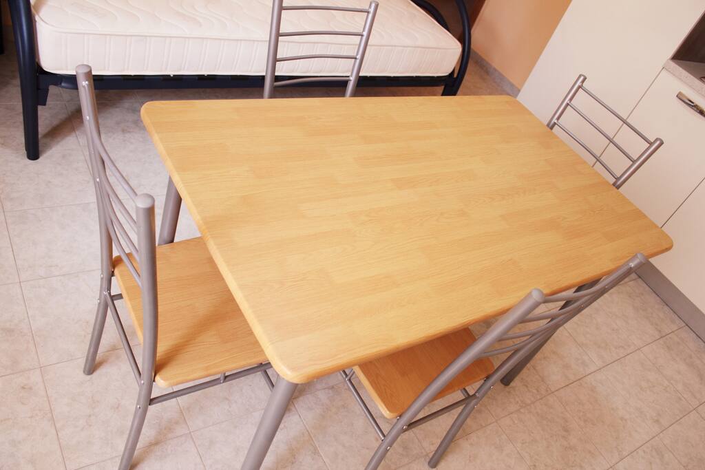 tavolo della cucina e un ulteriore letto