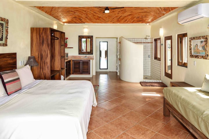 Casa con baño privado y puerta a la zona de cocineta y terraza lateral.
