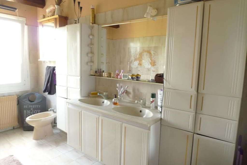 vaste salle de bains baignoire et douche