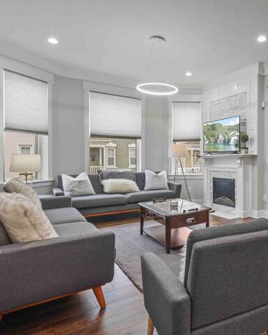 Olde Towne East Luxurious Castle gallery image 2