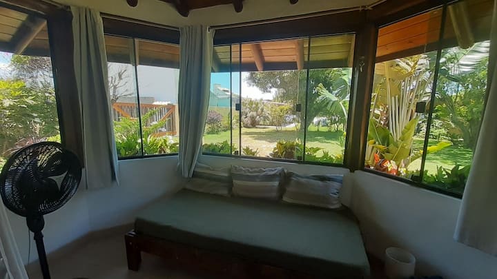 Прозорецът към залива, отлично място за четене, служи като стая на долния етаж...