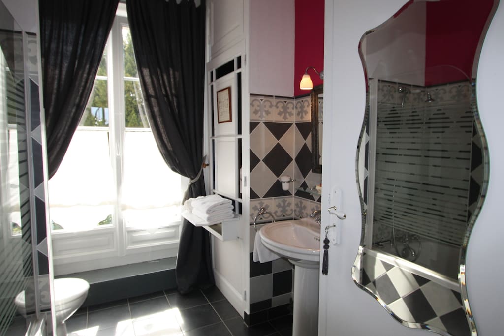Grande salle de bains avec wc, privatifs