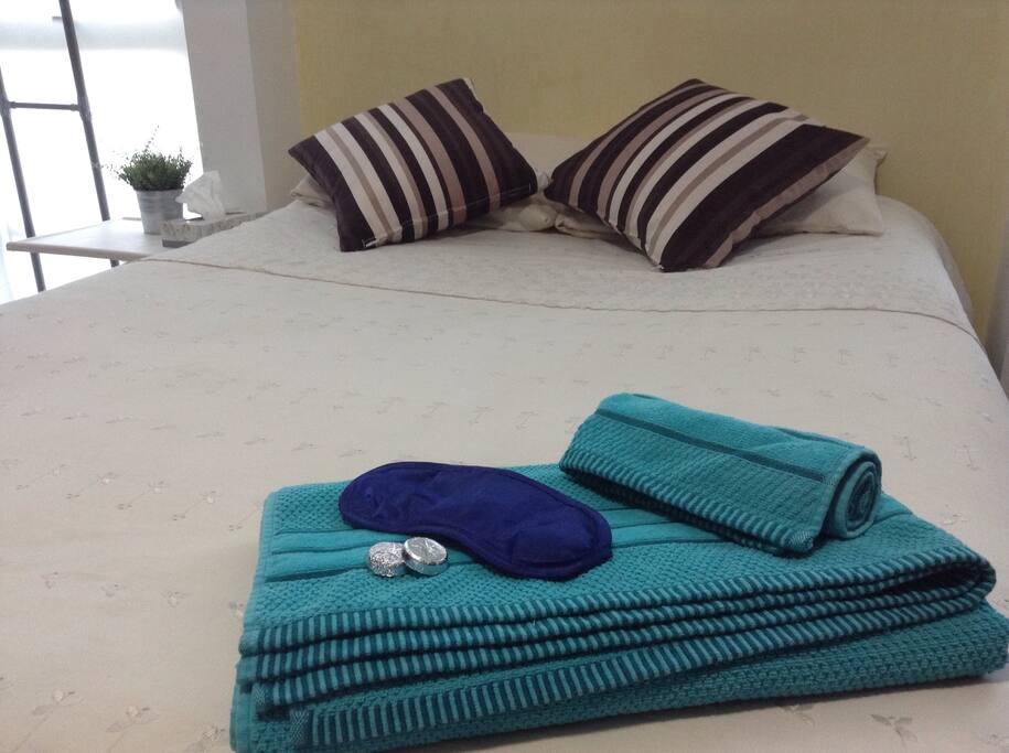 Para tu mayor comodidad, te facilitamos Toallas, antifaz, shampoo, jabón y crema. Contamos con botiquín, aunque esperemos no lo necesiten ;) / For your convenience, we provide towels, mask, shampoo, body wash and body lotion. We also have basic medical kit, but hopefully not needed ;)