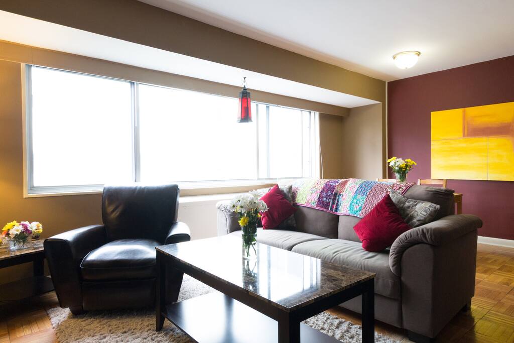 Cozy living room with plenty of seating