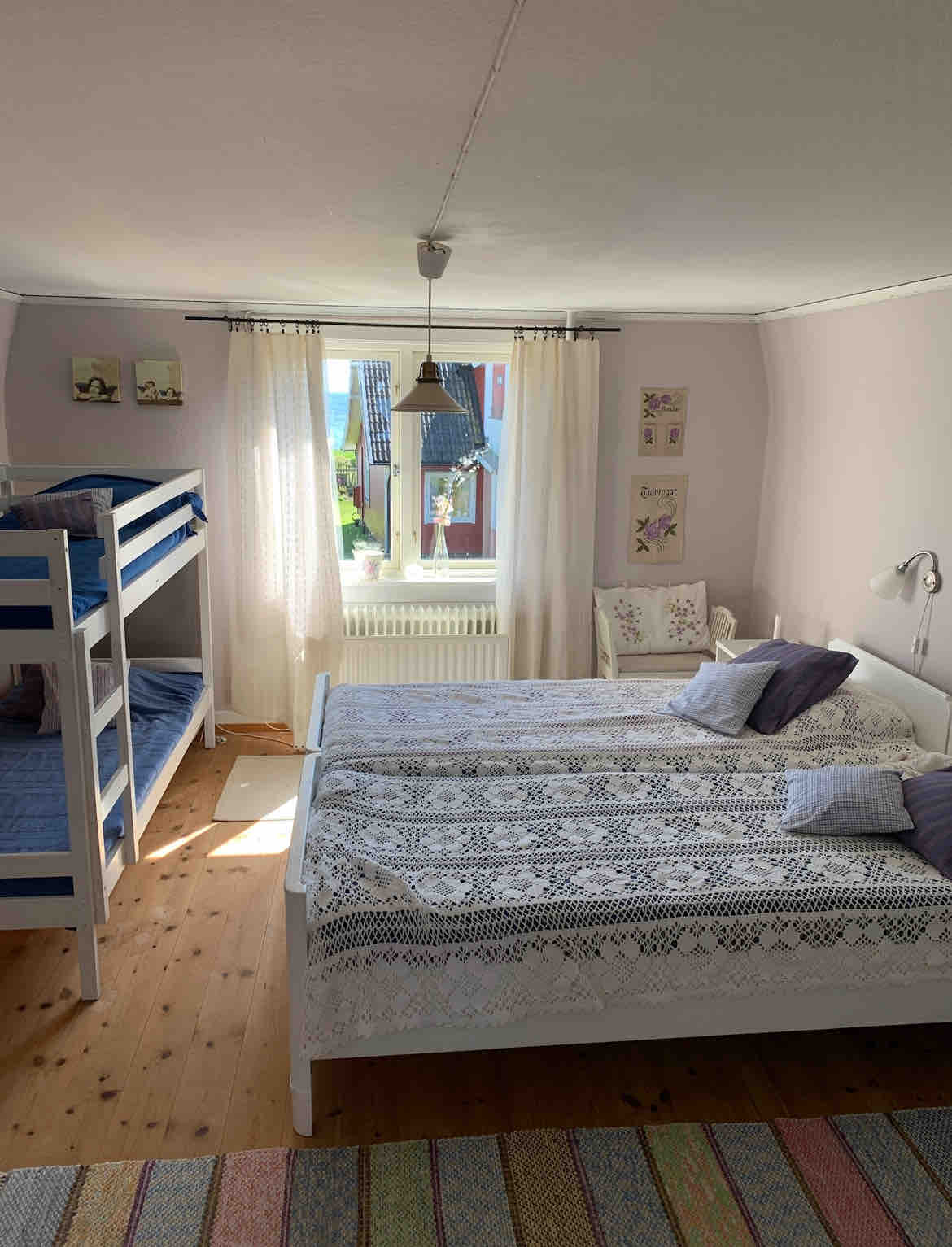 2号卧室「薰衣草房」
4张床 

可通过3号卧室进入