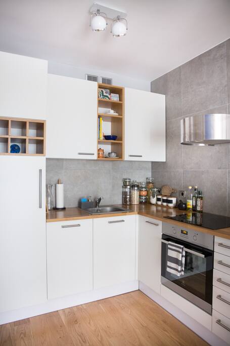 W pełni wyposażony aneks kuchenny ze zmywarką i piekarnikiem // Kitchennette with a dishwasher, a cooker and everything you might need in a kitchen like olive oil, spices, paper towels etc.