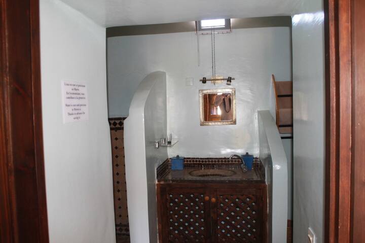 נוף לכיור בחדר הרחצה