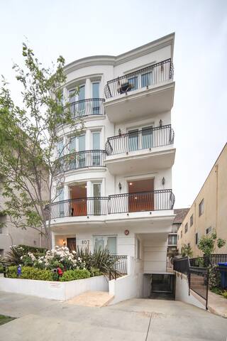 Grand Luxury Chic Unit Beverly Hills Adjacent gallery image 3