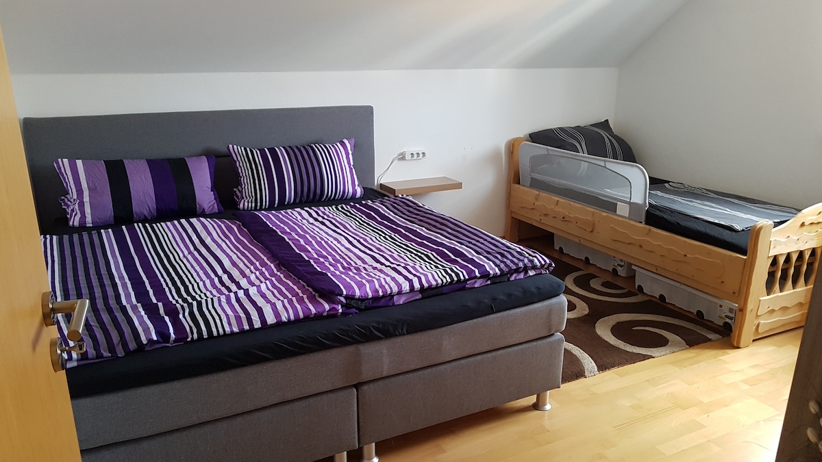 配有双人床和婴儿床的卧室