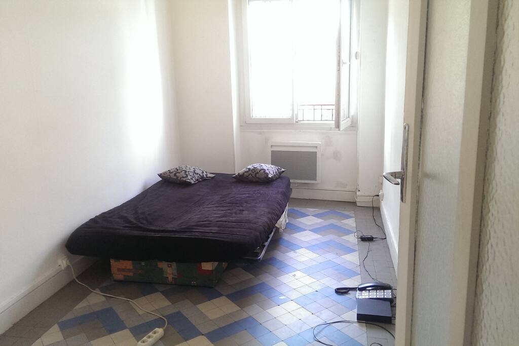 Chambre spacieuse avec lit double et grande fenêtre double-vitrage. Big bedroom with a window. You can also see the wifi routeur and the phone, both of which you will be able to use, as long as you do not make long distance calls.