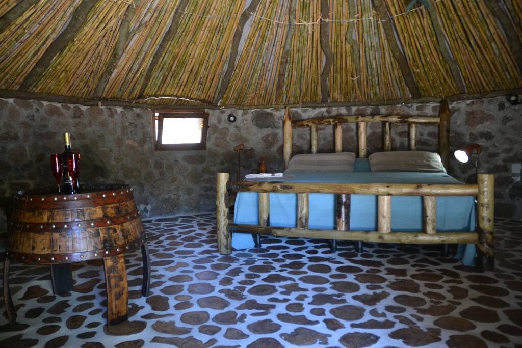 interno, letto e divano con tavolo relax