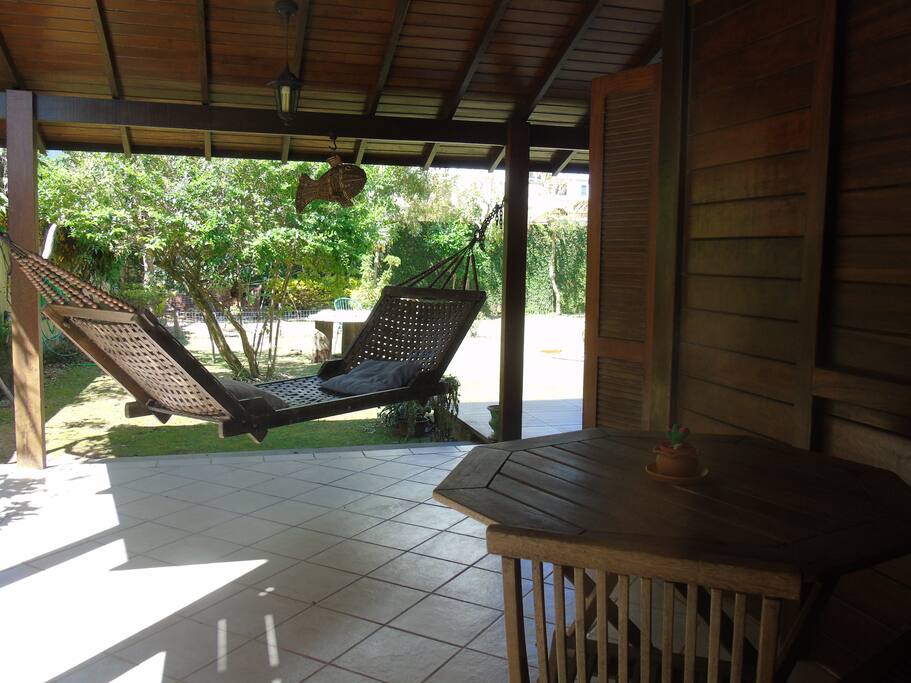 Saída para o jardim, com espaço para refeições, convívio e descanso.