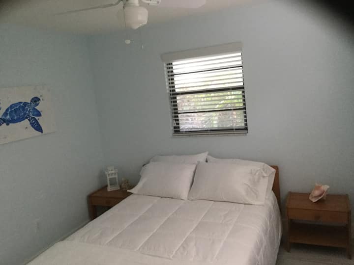Dormitorio 2, con mesas de noche, vestidor, armario completo.