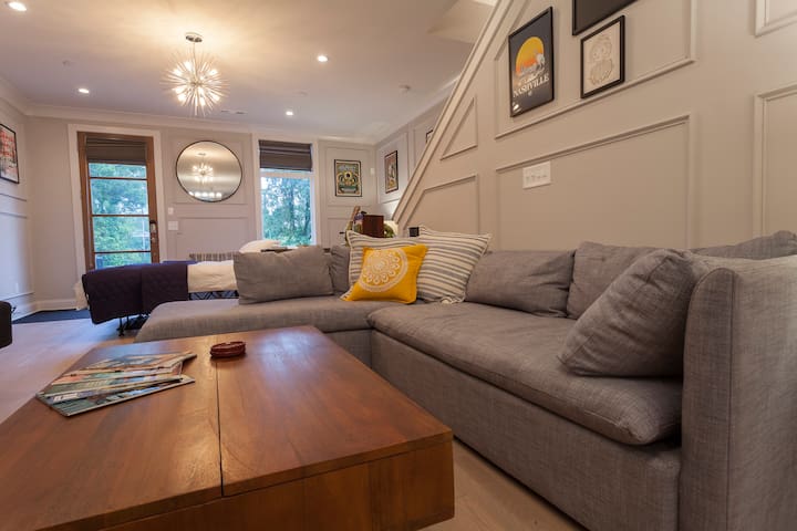 Mid-Century Inspiration in the Center of Nashville gallery image 3