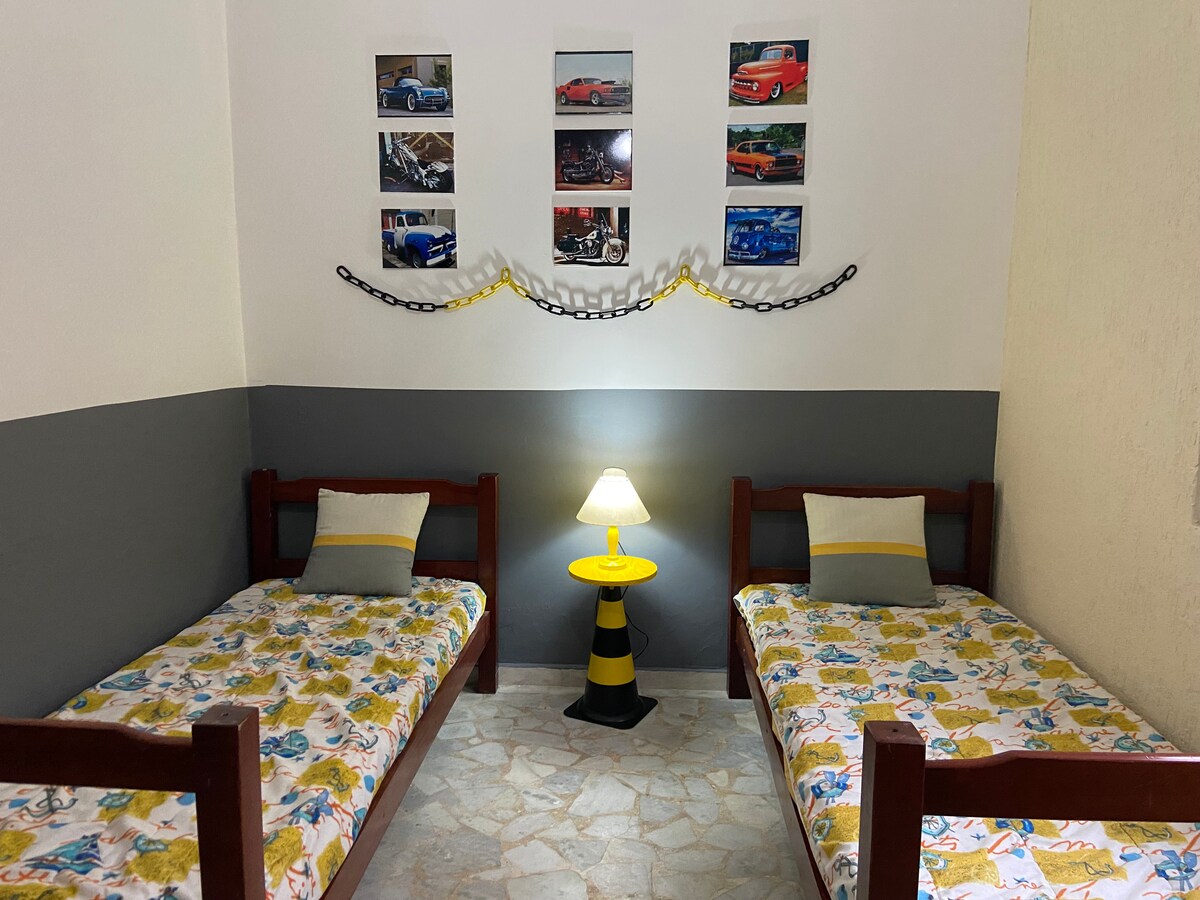 Улична стая (2 единични легла + 1 матрак) 

Вентилатор на тавана
(само стая без климатик) 