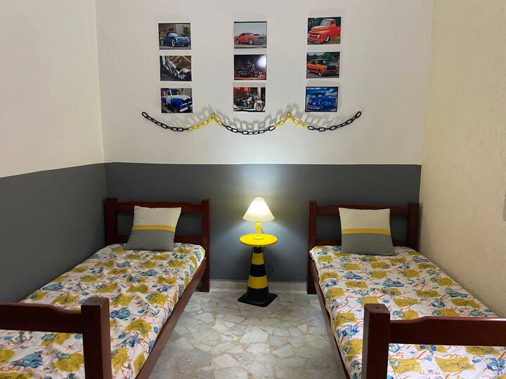 Street Room (2 letti singoli + 1 materasso) 

Ventilatore a soffitto
(Stanza singola senza aria condizionata) 