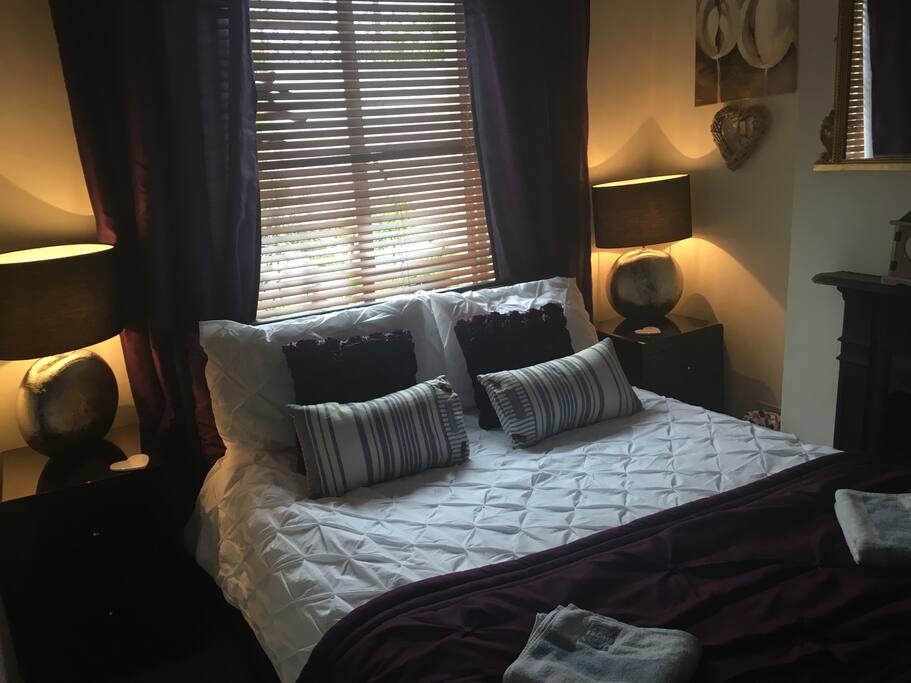 Bijou Cottage with attention to detail..... beautiful decor and lighting..