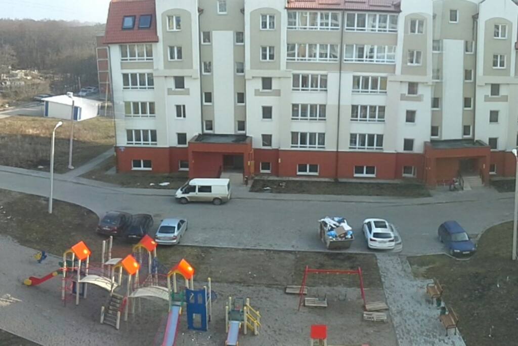Детская площадка и парковочные места во дворе