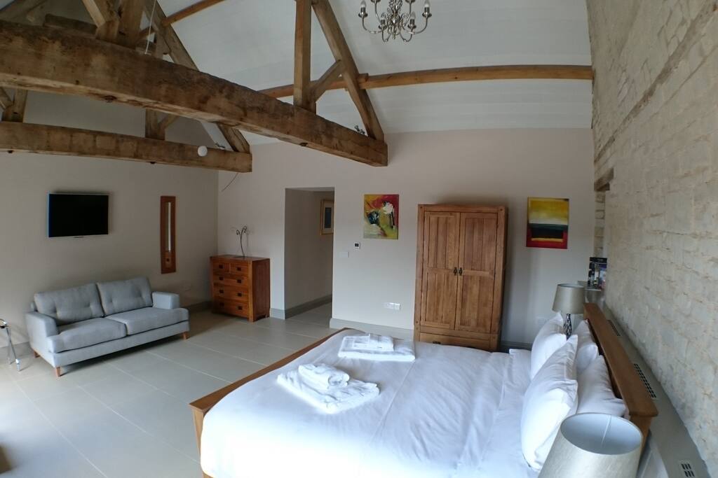 Superking bedroom in Chalk Barn