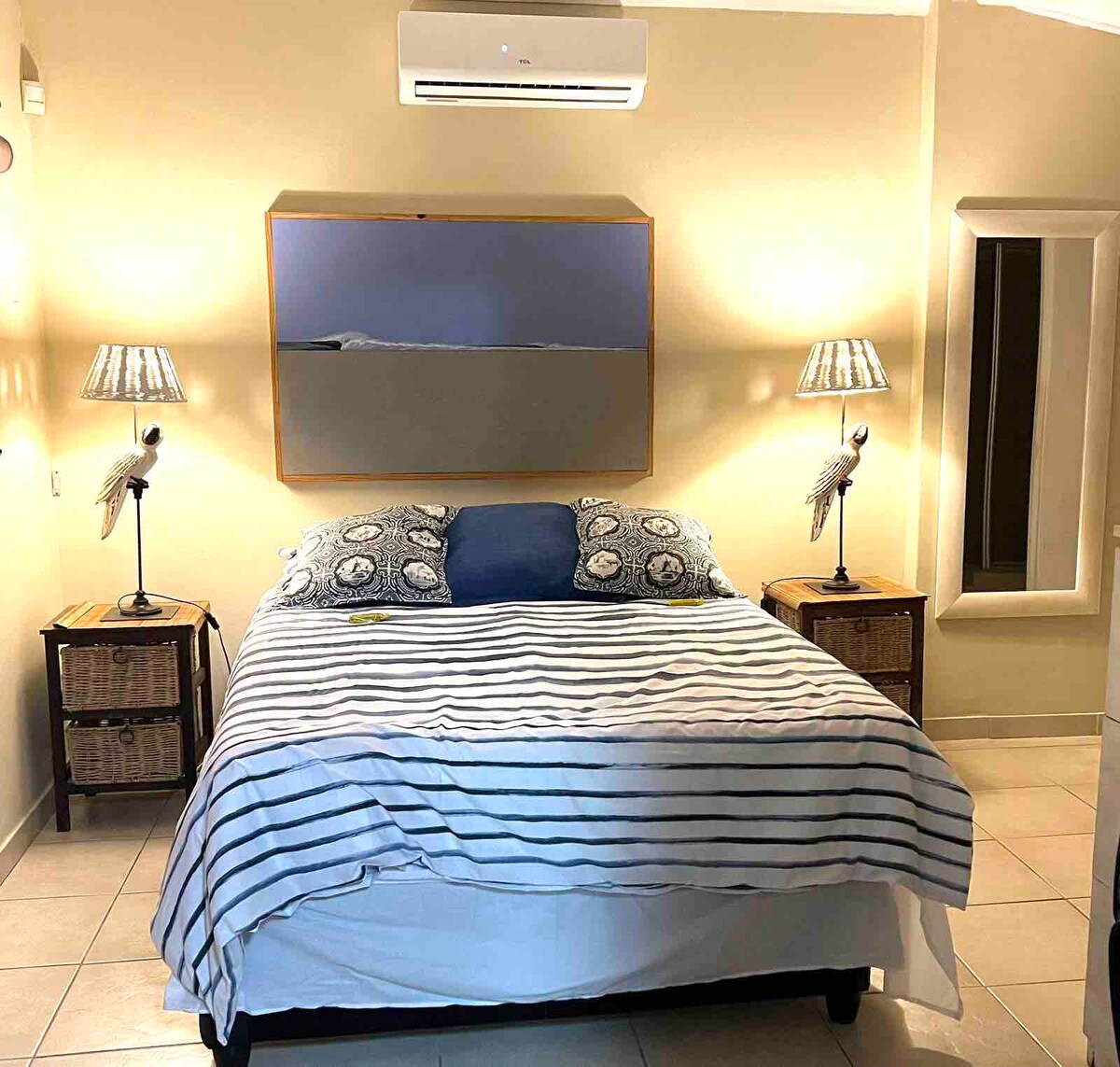 חדר שינה ראשי עם מיטה זוגית גדולה ונוחה 